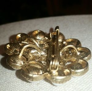 Stella & Dot Jewelry - Stella & Dot Gold/White 'Paradise' Brooch Stella & Dot Jewelry - Stella & Dot Gold/White 'Paradise' Brooch
